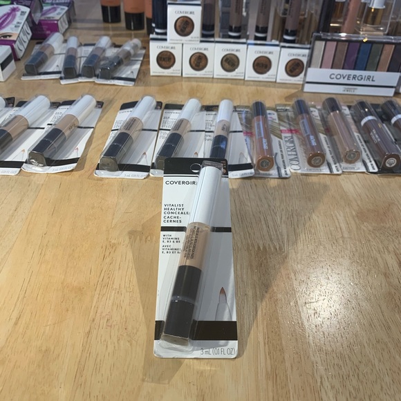 Covergirl #795 Vitalist Healthy Concealer Pen - Picture 1 of 4